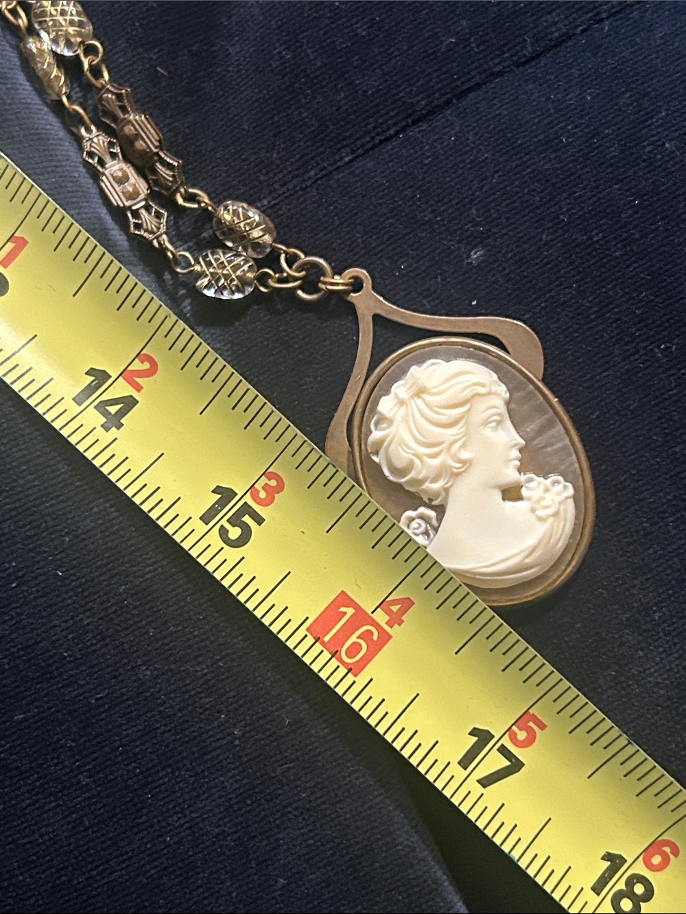 Vintage-Inspired Gold Cameo Pendant Necklace - Picture 4 of 4